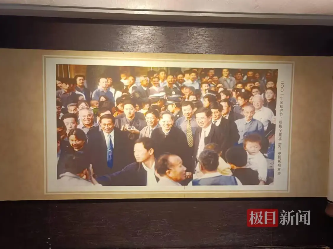 探访合肥三河镇杨振宁旧居 市民驱车赶来献花