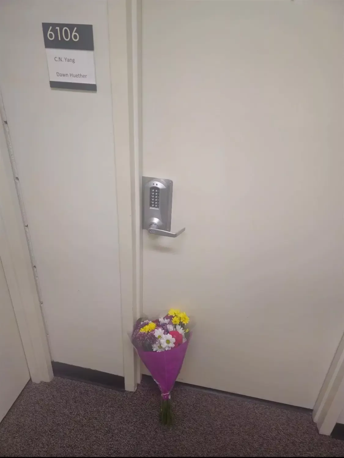 杨振宁退休26年石溪大学为他保留办公室 中国留学献花