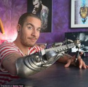 法国酷炫刺青师 机器手臂帮人纹身