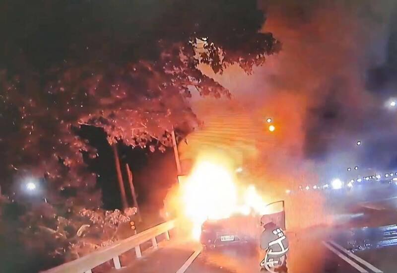这辆轿车行经台3线突冒烟被火球吞噬，车上2人送医。（民众提供）