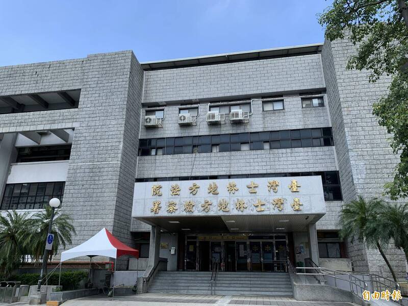 士林地院审理后，认为替代役男触犯引诱使少年自行拍摄性影像罪，判处有期徒刑1年9月，缓刑5年，并支付公库6万元。（记者吴升儒摄）