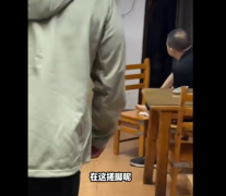 恶!中国千万粉网红用餐 惊见老板用手搓脚、在蹲厕旁洗碗