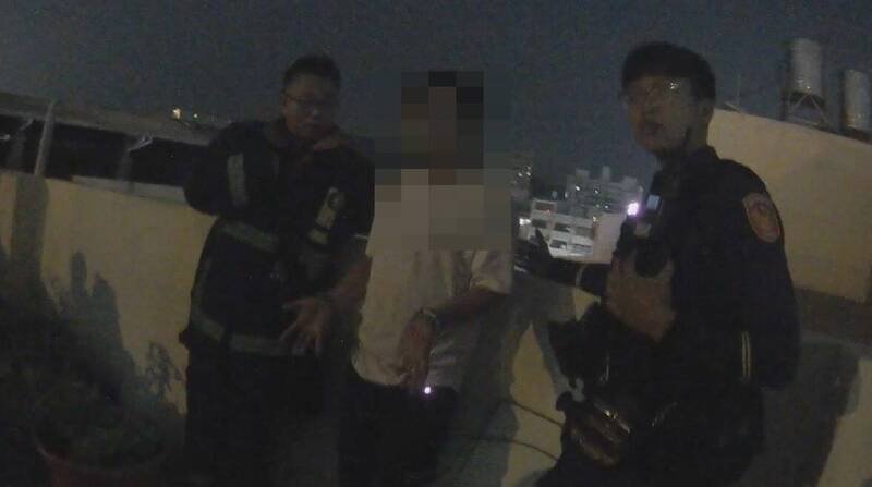 经警方温情喊话，男子情绪终于渐趋平缓。（民众提供）