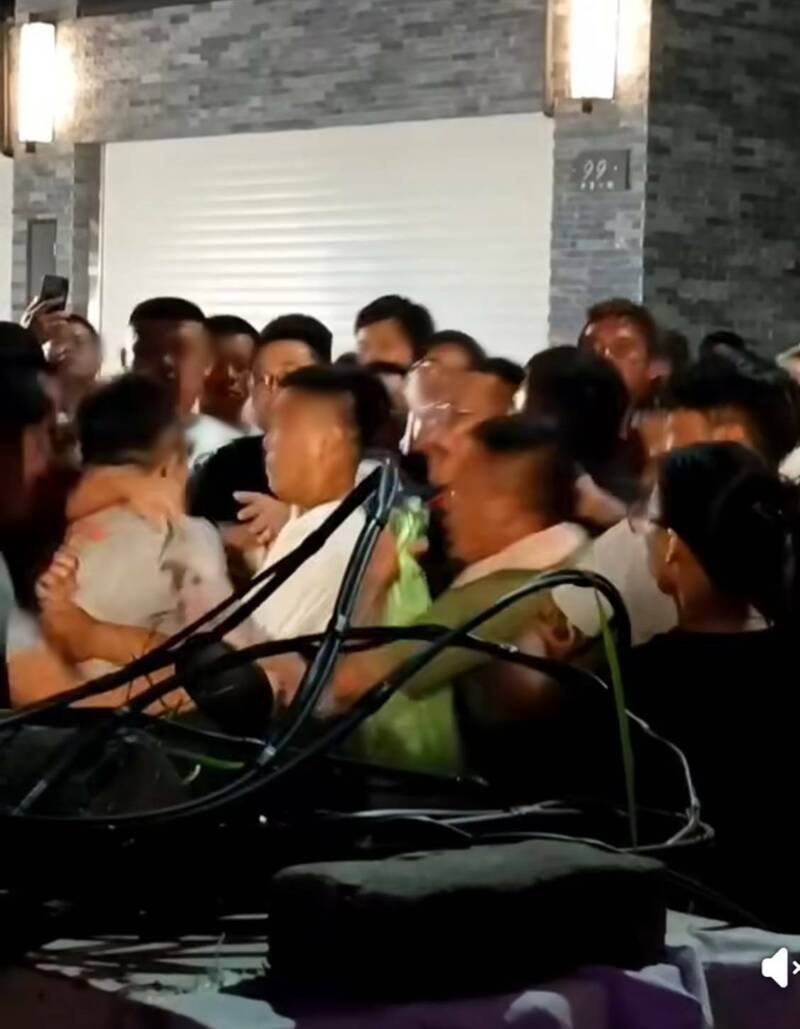 台中市沙鹿传出多人斗殴画面，警方已调阅监视器画面等进行调查。（撷取自「爆料公社」）