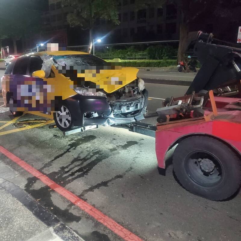 高雄女子深夜过马路疑闯红灯，惨遭计程车撞飞不治。（民众提供）