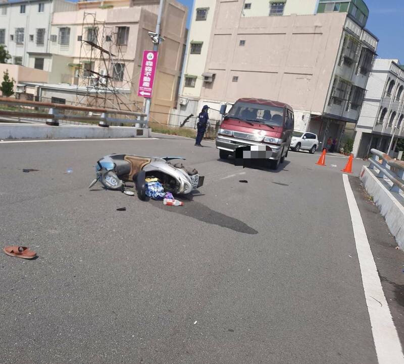 7旬翁开厢型车与8旬机车骑士撞上，8旬翁送医不治。（民众提供）