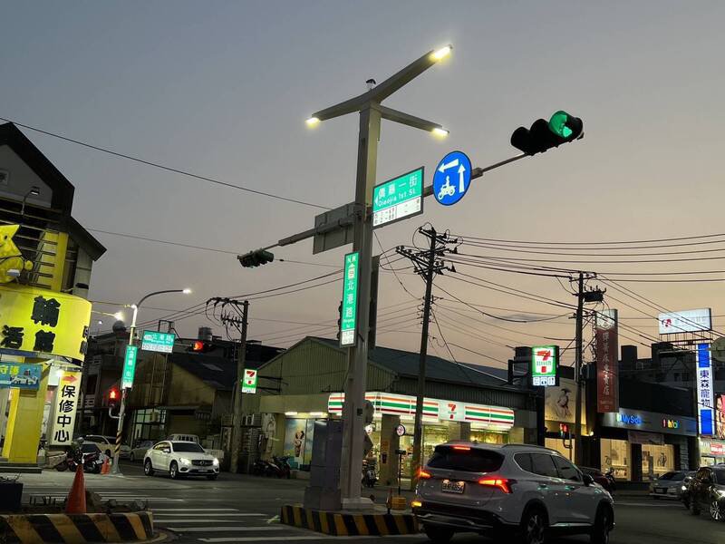 嘉市改善高风险路口，目前已106杆交通共杆照明改善工程。（图由嘉市政府提供）