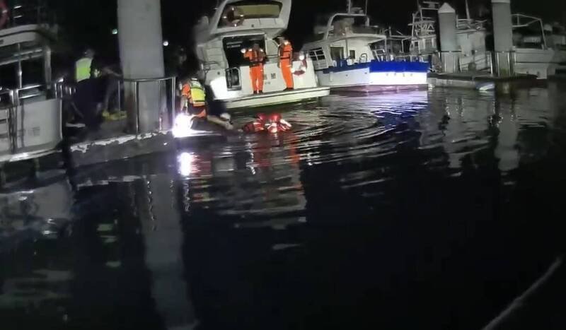 搜救人员将跳入海中的男子救上岸。（民众提供）