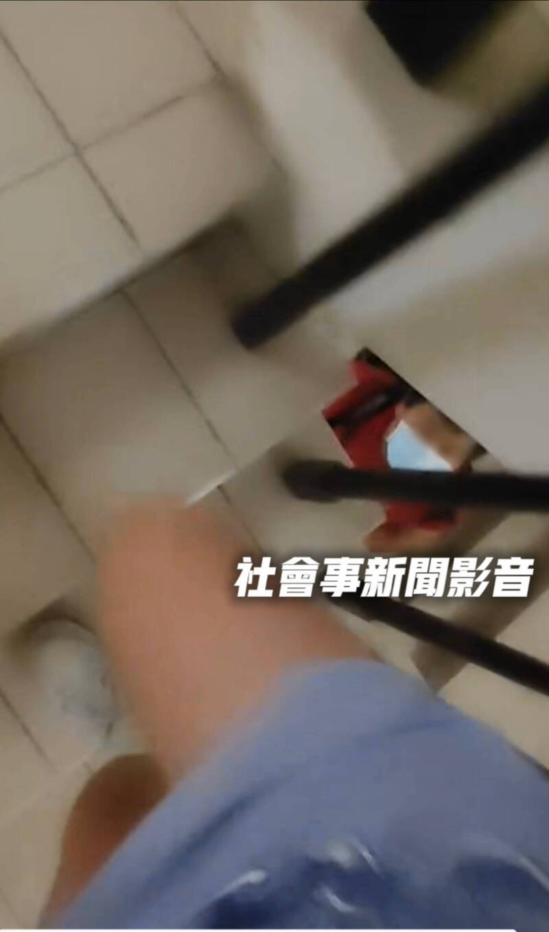 高雄补教大楼短裙女疑遭怪男尾随偷瞄裙底，警方主动展开调查。（图撷取自社会事新闻影音）