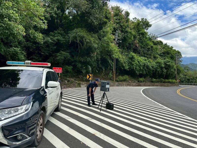 警方在台24线进行测速照相（里港警分局提供）