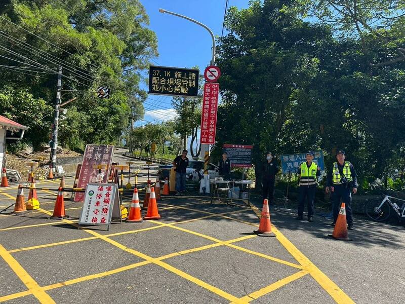 警方在检察哨稽查违规车辆（里港警分局提供）