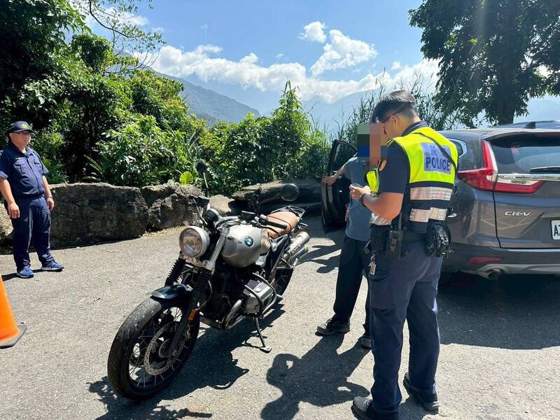 警方在台24线进行联合稽查（里港警分局担供）