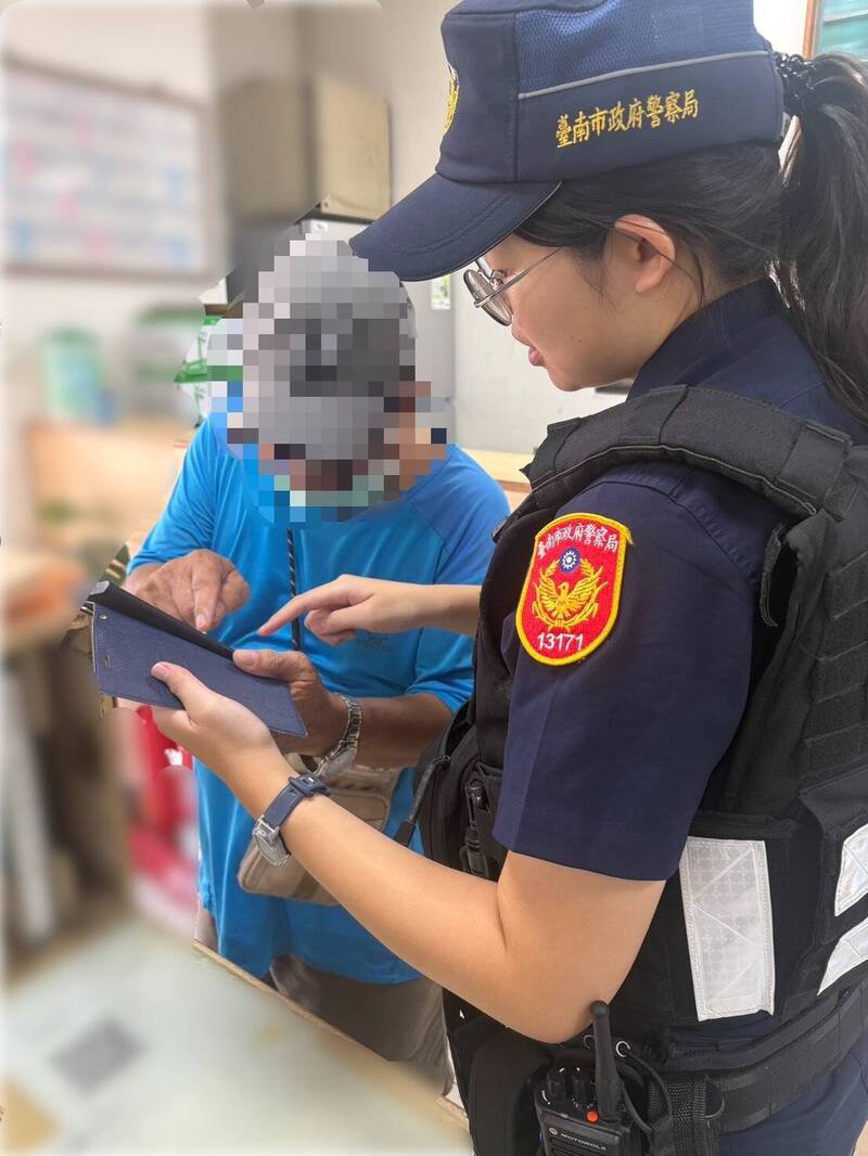 76岁的吴姓老翁到南市警三分局安中派出所询问员警「投资灵骨塔有高利润是真的吗？」，被员警识破是骗局。（图由民众提供）