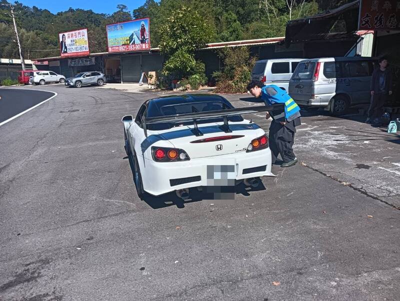 警方在台7线拦查外型抢眼的本田S2000跑车，经检测噪音超标，当场开罚张姓驾驶2700元。（记者郑淑婷翻摄）