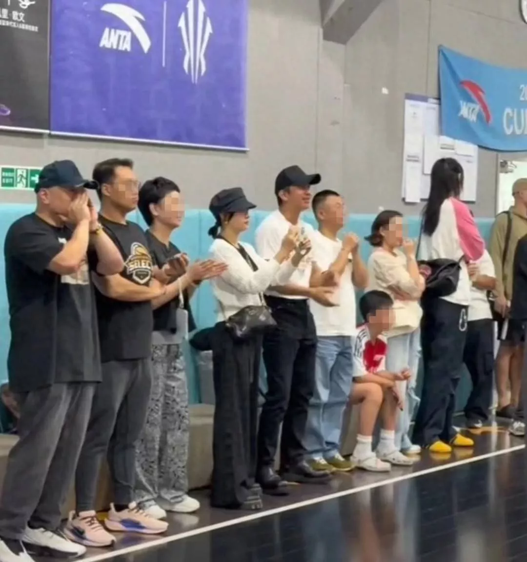 孙俪邓超看儿子等等篮球比赛,拍照鼓掌满脸骄傲