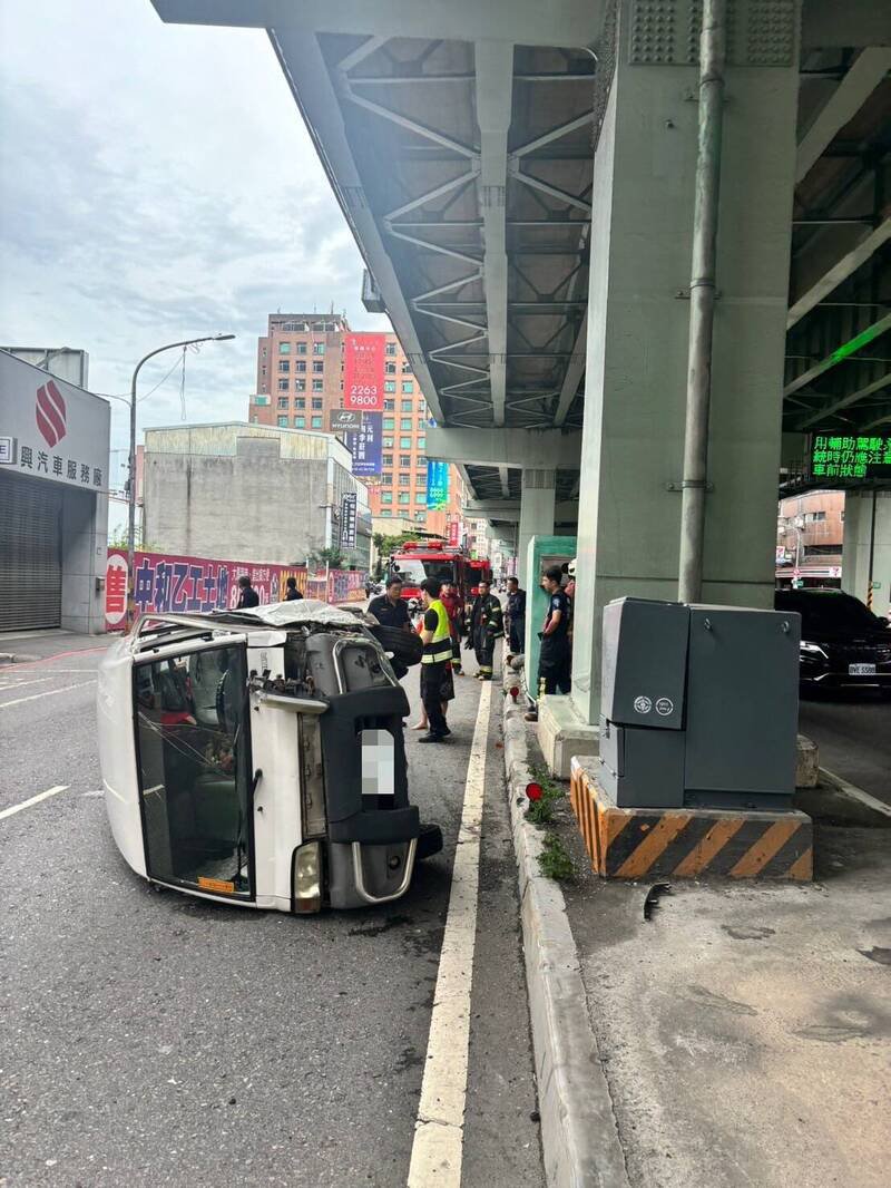 吴男酒后驾驶厢型车送货时，擦撞分隔岛后再撞上变电箱翻覆。（记者陆运锋翻摄）