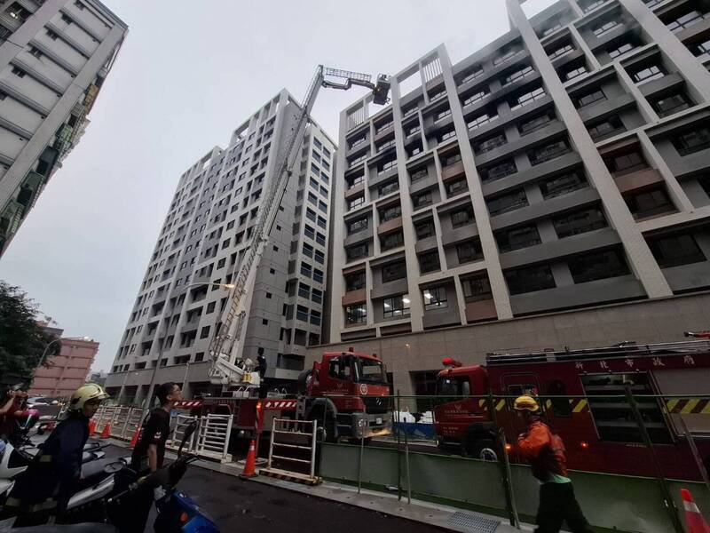 林口outlet附近社区传出坠楼，还有巨大声响，消防出动云梯车、警方赶抵现场。示意图，照片与本事件无关。（资料照）