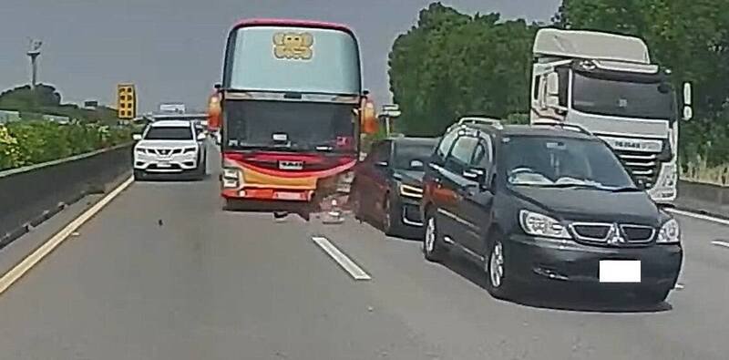 国道一号彰化路段传出游览车连撞前方自小客车2次的意外。（图撷取自记者爆料网）
