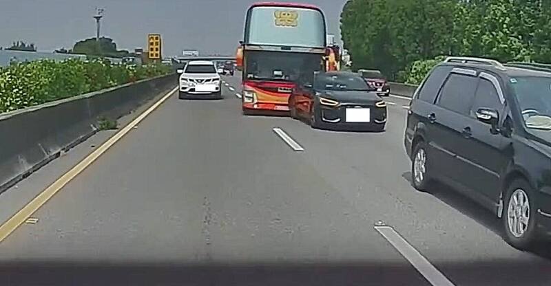 国道一号彰化路段传出游览车连撞前方自小客车2次的意外。（图撷取自记者爆料网）