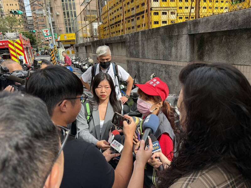 新北市芦洲一处公寓今天下午惊传火灾，幸无人受伤，一名二楼住户获救，惊呼是我纵火，当地里长赶往关切里民。（记者吴仁捷翻摄）