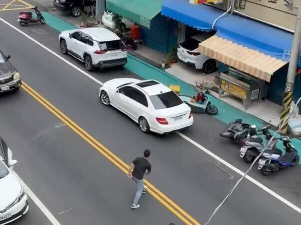 南投埔里镇出现女子吃安眠药开著宾士车上路，却沿路冲撞多辆汽机车。（民众提供）