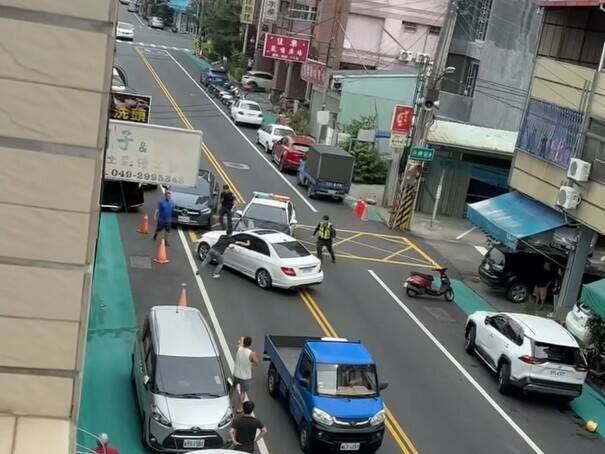 南投埔里镇有宾士女吃安眠药上路冲撞车辆，警方获报赶往拦截。（民众提供）