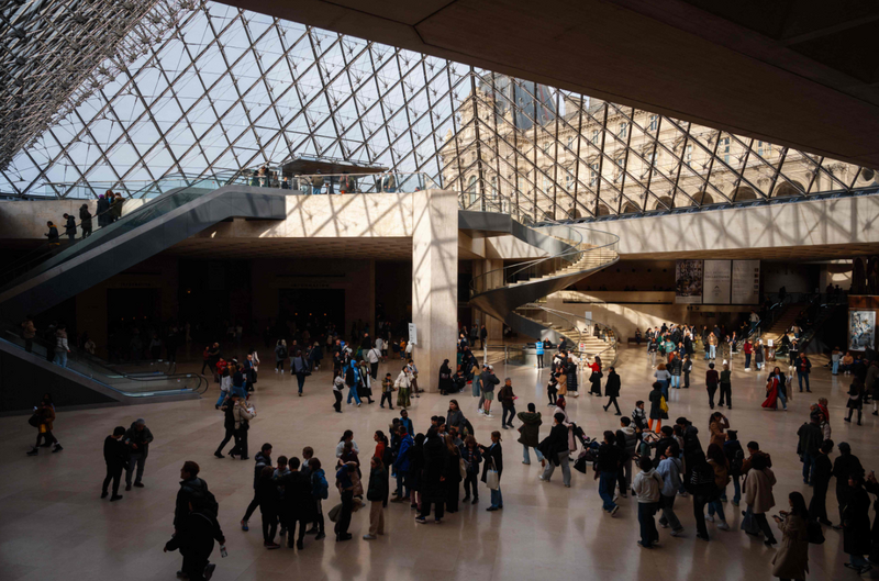 抢案发生后，罗浮宫紧急关闭，原本已经在馆内的民众被锁在里面。（法新社）