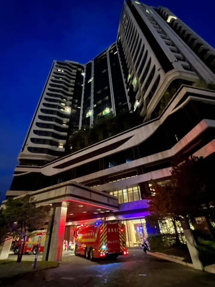 罗东村却酒店今天傍晚传出火警，消防局出动消防车驰援。（撷取自脸书社团「宜兰知识+」）