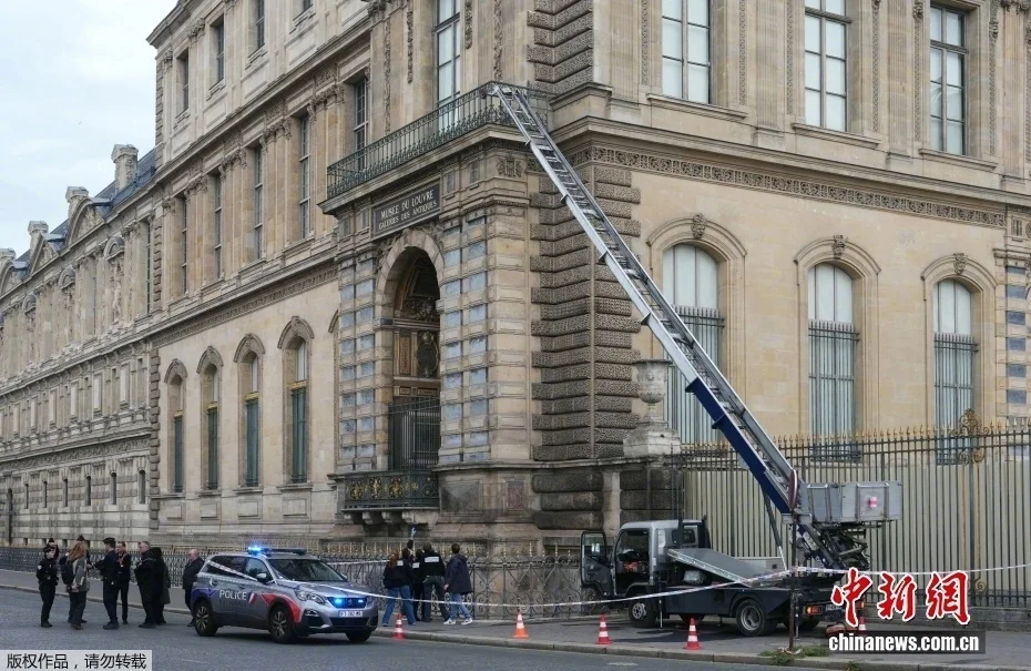 卢浮宫被盗细节：嫌犯一共4人 用升降设备闯入