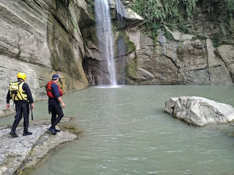 救难人员在青云瀑布潜水搜寻，找到落水男子时，已无生命征象。（嘉义县消防局提供）