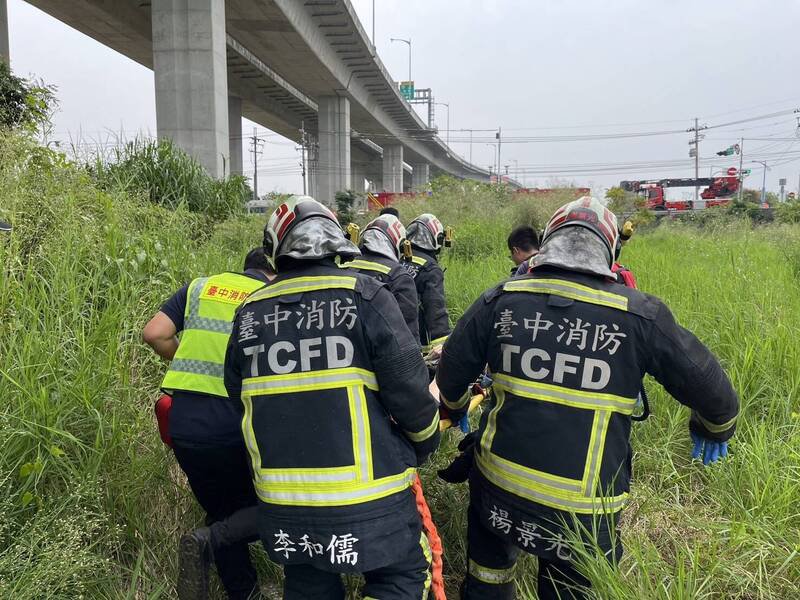 女子跳下国道四号聚兴桥，消防人员前往搜救。（民众提供）