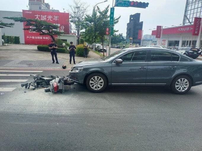 台中北屯区发生机车与轿车碰撞车祸。（民众提供）