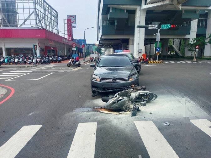 机车瞬间起火，烧成一堆废铁。（民众提供）