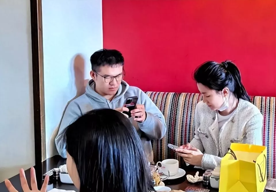 原来她是乔欣妈妈,二婚嫁上海豪门,难怪女儿不选杨洋转头嫁富豪