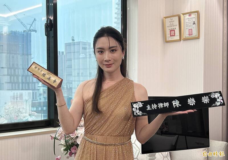 「最美检察官」陈汉章卸任检察官后转战律界，并与司法官伙伴共同成立法律事务所，开幕典礼现场嘉宾云集。（记者刘咏韵摄）