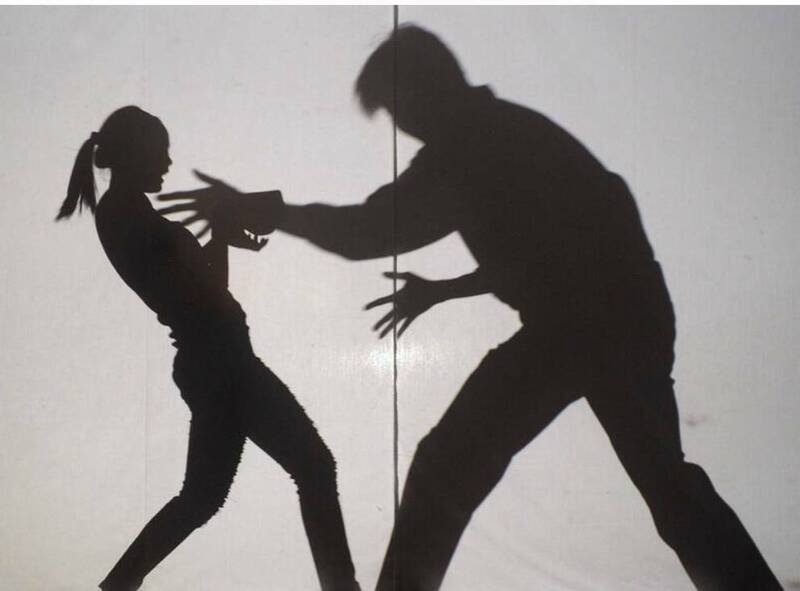 某国中篮球队义务助理教练，涉嫌猥亵学妹，被高雄高分院判缓刑。（情境照  ）