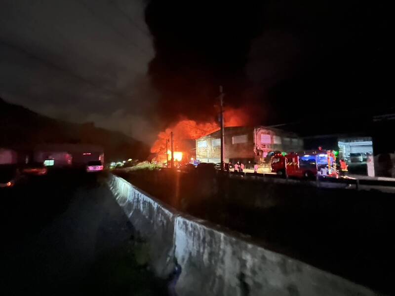 消防到场，发现铁皮建筑做为仓库用途，关系人表示仓库内无人、无人受伤受困。（警方提供）