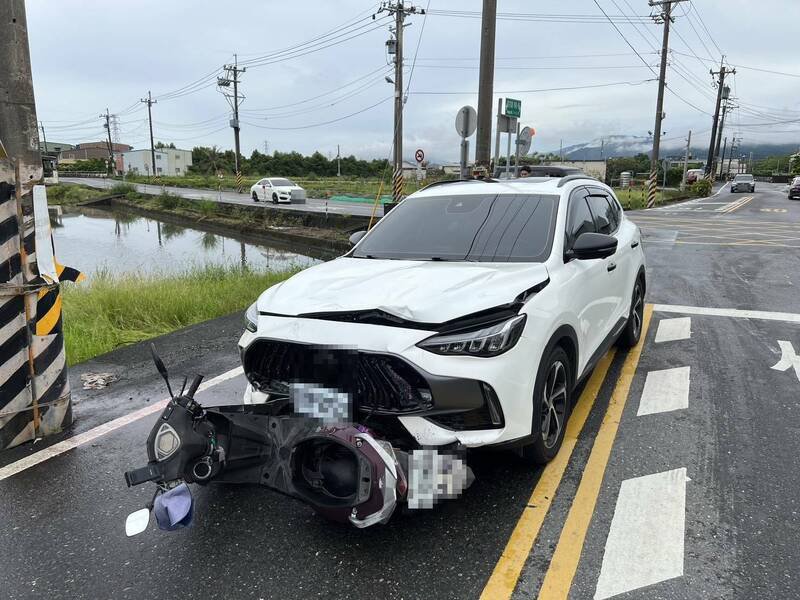 宜兰冬山乡富英路与珍珠一路口，今天下午发生轿车、机车相撞，造成骑士受伤送医。（警方提供）