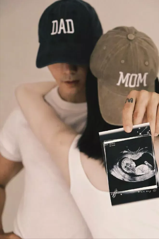 刚翻红，他就官宣当爸，老婆何穗，4大超模3位嫁港星