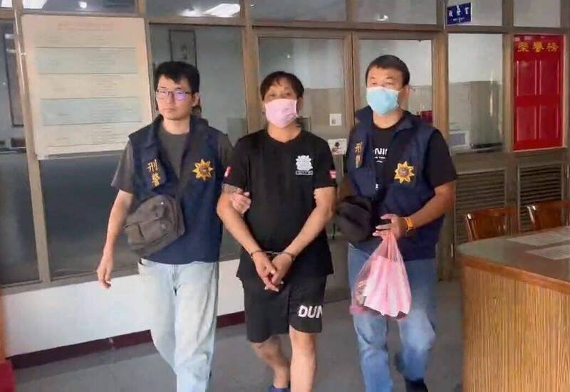 金门县警局金湖分局派员将张嫌（中）移送地检署。（金湖分局提供）