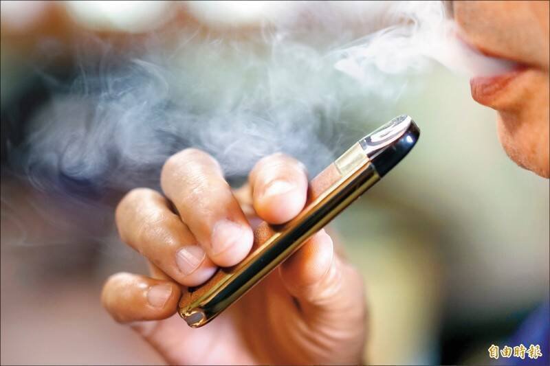 现今常见将依托咪酯混和化学原料，加热制成电子烟油，以电子烟方式施用；示意图。（资料照）