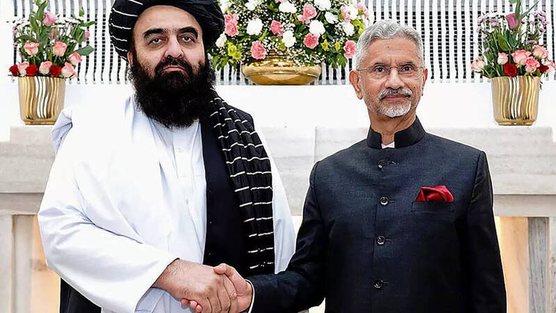 阿富汗塔利班外交部长穆塔基（Amir Khan Muttaqi，左），与印度外交部长苏杰生（Subrahmanyam Jaishankar）会晤。穆塔基是自塔利班重新掌权以来，访问印度的最高层级官员，此举象征印度与阿富汗关系升温，却引发巴基斯坦的愤怒。（法新社）