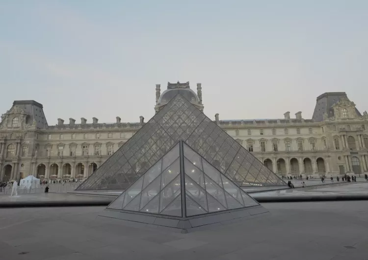 卢浮宫持械抢劫事件追踪:9件拿破仑时期珠宝被盗