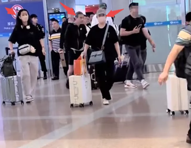 江珊田小洁还有女儿现身机场,走的稀稀拉拉生怕别人发现
