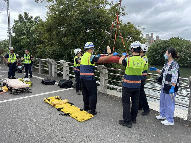 彰化市惊传夫救妻双双溺水意外，消防员紧急出动救援。（民众提供）