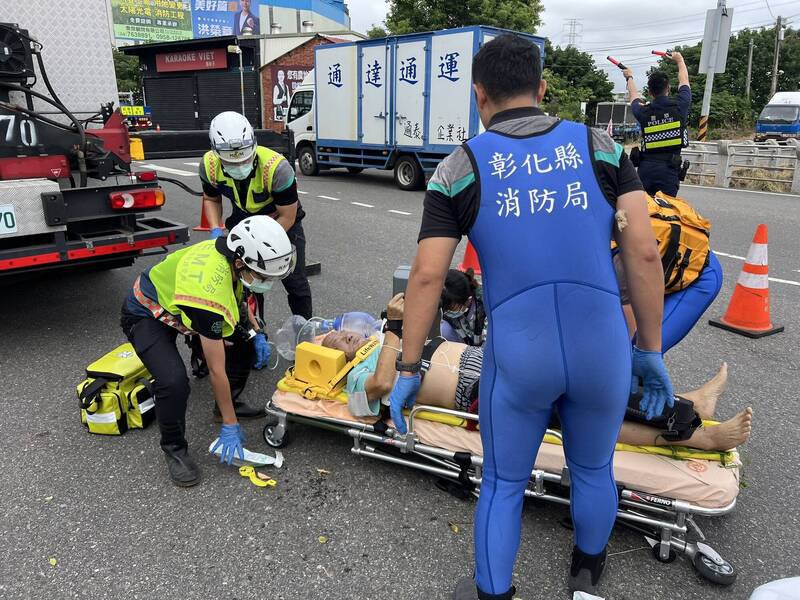 彰化市惊传夫救妻双双溺水意外，消防员紧急出动救援。（民众提供）