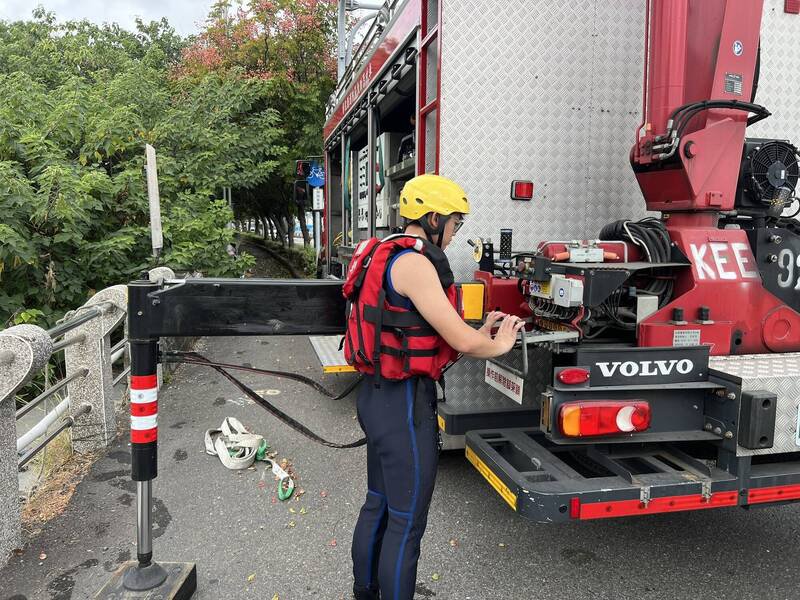 彰化市惊传夫救妻双双溺水意外，消防员紧急出动救援。（民众提供）