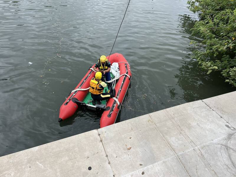 彰化市惊传夫救妻双双溺水意外，消防员紧急出动救援。（民众提供）