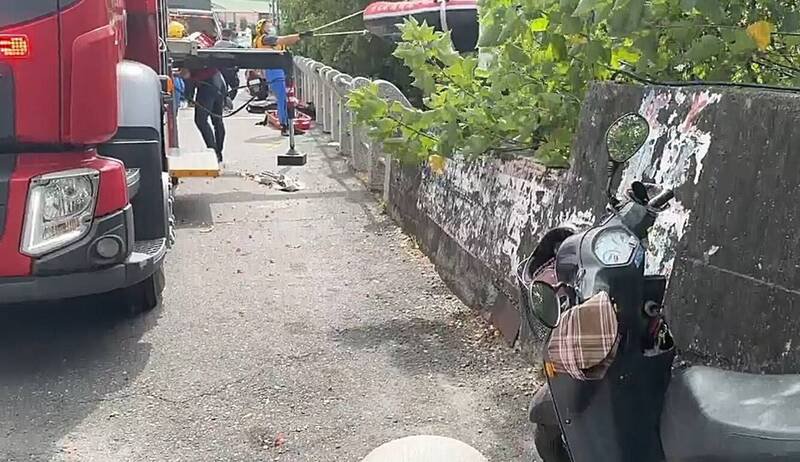 彰化市环河街传出妻意外跌落排水，丈夫跳下去救人双双溺水意外，消防出动救援。（民众提供）