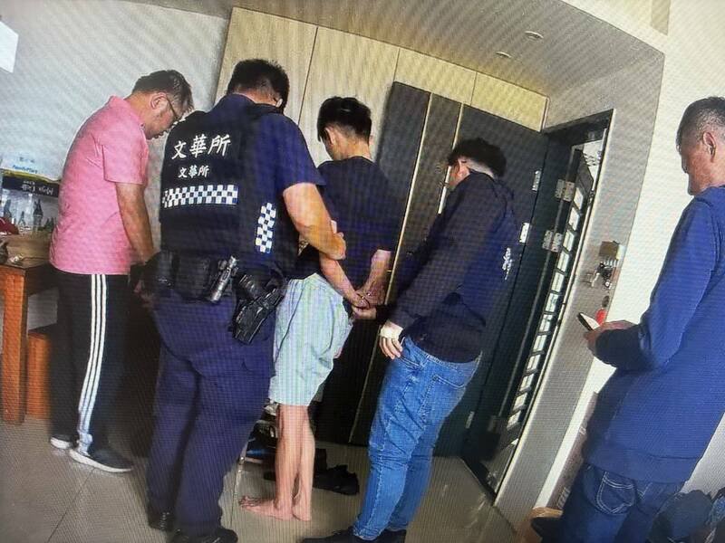 嚣张诈骗集团竟约被害人在警局门口旁面交，警方循线逮捕。（警方提供）